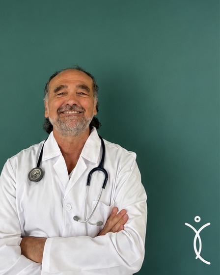 Aurelio Álvarez — Medicina interna en Clínica Almaisel