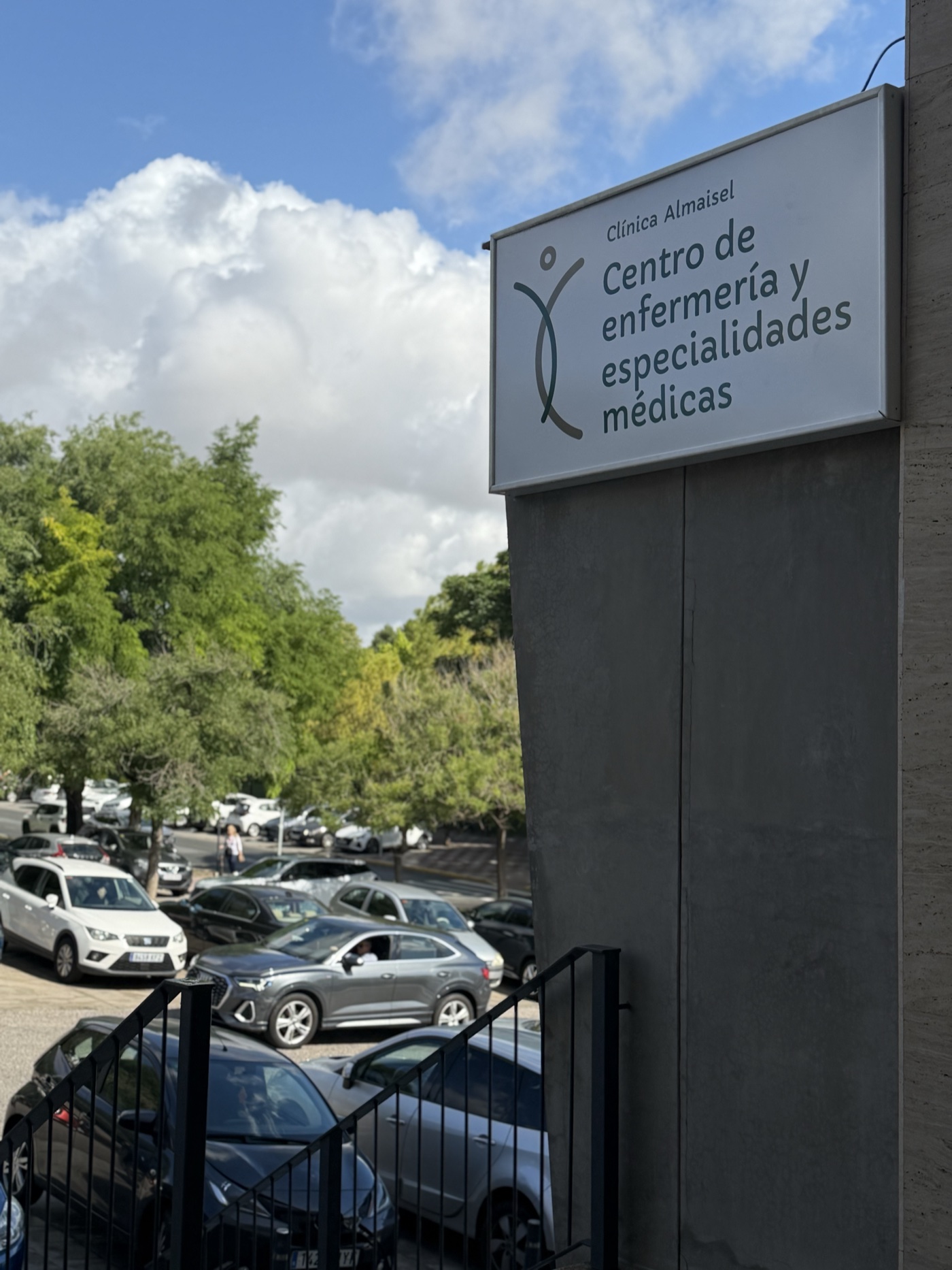 Aparcamiento junto a Clínica Almaisel en Tomares