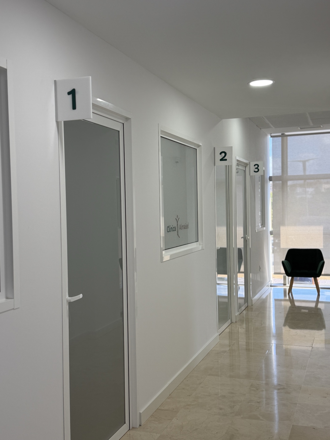 Pasillo luminoso con consultas de Clínica Almaisel