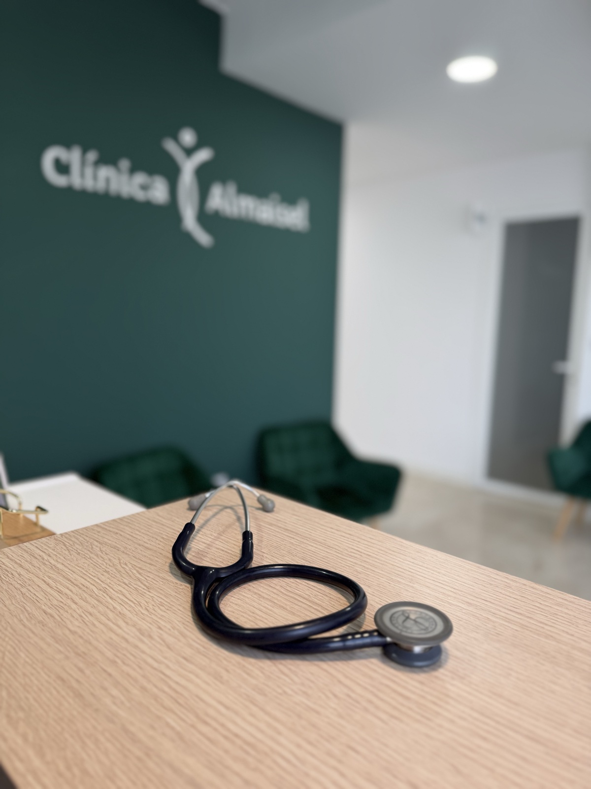 Material de enfermería sobre la mesa en Clínica Almaisel