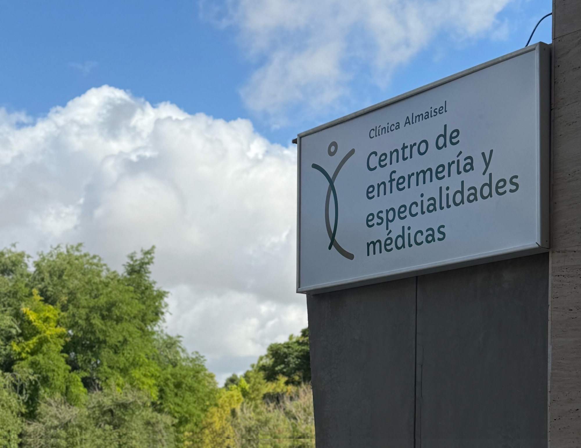 Cartel de Clínica Almaisel — Centro de enfermería y especialidades médicas en Tomares, Sevilla